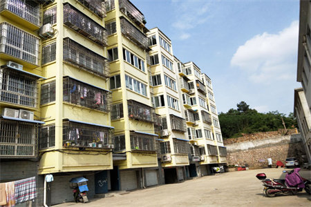 齐润花园四楼130平三室精装带车库128万可按揭